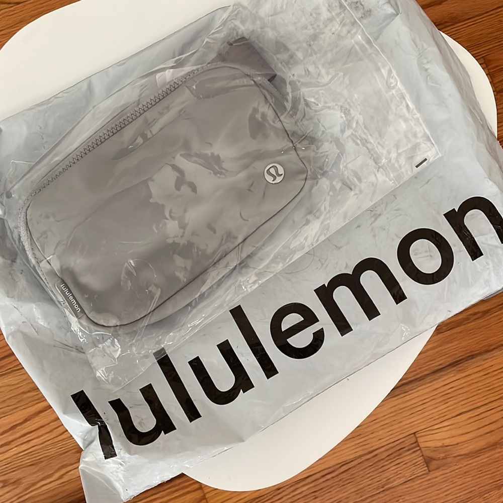 NWT LULULEMON ATHLETICA EVERYWHERE BELT BAG SILVER SILD